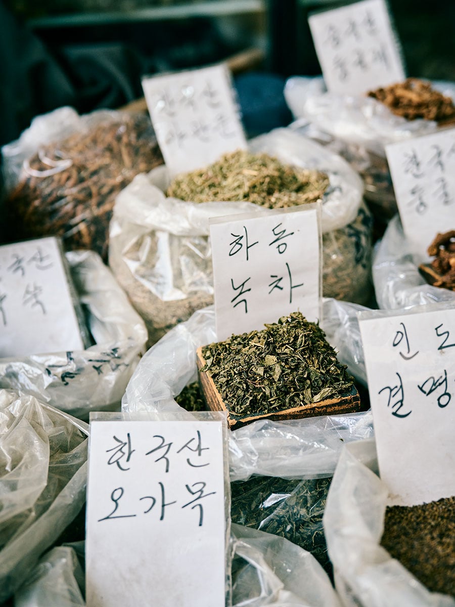 慶尚南道河東の緑茶や不眠に効果のある五加木などが並ぶ。
