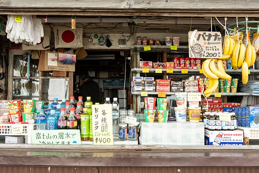 七合目で休憩させてもらった山小屋の売店。昭和の雰囲気がノスタルジックでかわいらしい！