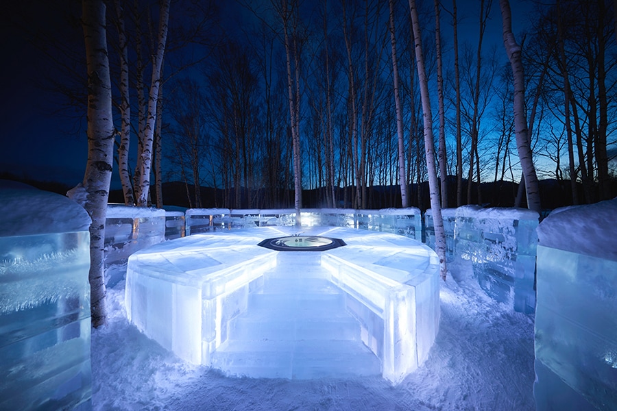 氷の露天風呂を楽しめるのも「氷のホテル」に泊まるゲストだけの特典。