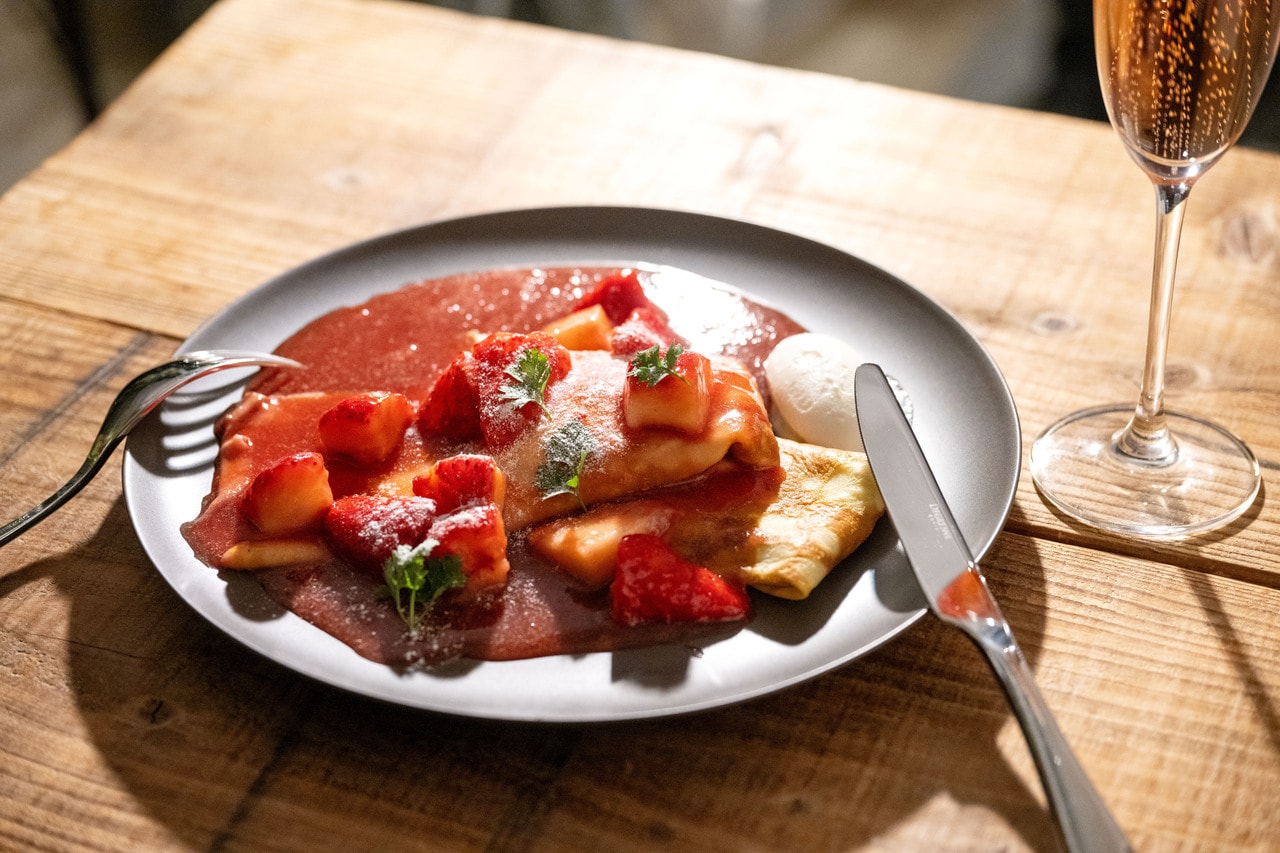 実の中まで赤く風味豊かな「紅ほっぺ」ならではの真紅のソースでクレープを。