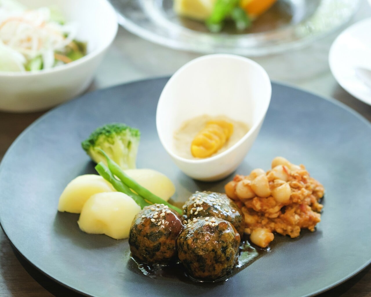 オールデイダイニング「樹林」の「ヴィーガンブレックファスト」。メインプレートには、白いんげん豆のボロネーゼ風、季節野菜のフムスなどが。雑木林庭園を眺めながら健やかに一日をスタート。1名 5,000円。