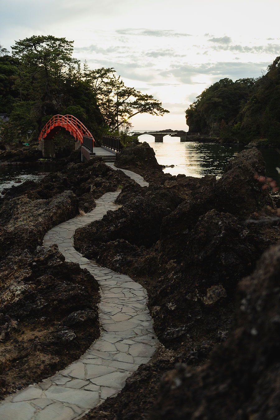 矢島・経島。息を呑むような絶景が広がる。