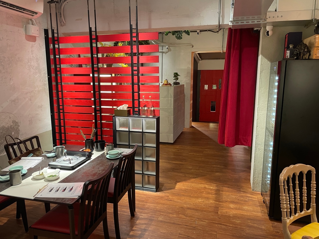 テーブルによっては、人数ではなく1卓当たりのミニマムチャージが設定されています。予約の際に、どの席になるか確認しておくと安心です。