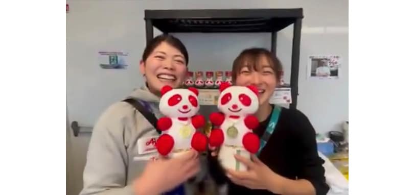 高柴さんと坂本選手。ミラノ・コルティナ冬季五輪の⽇本代表選⼿団「TEAM JAPAN」栄養サポート拠点「JOC G-Road Station」にて撮影。ⓒJOC