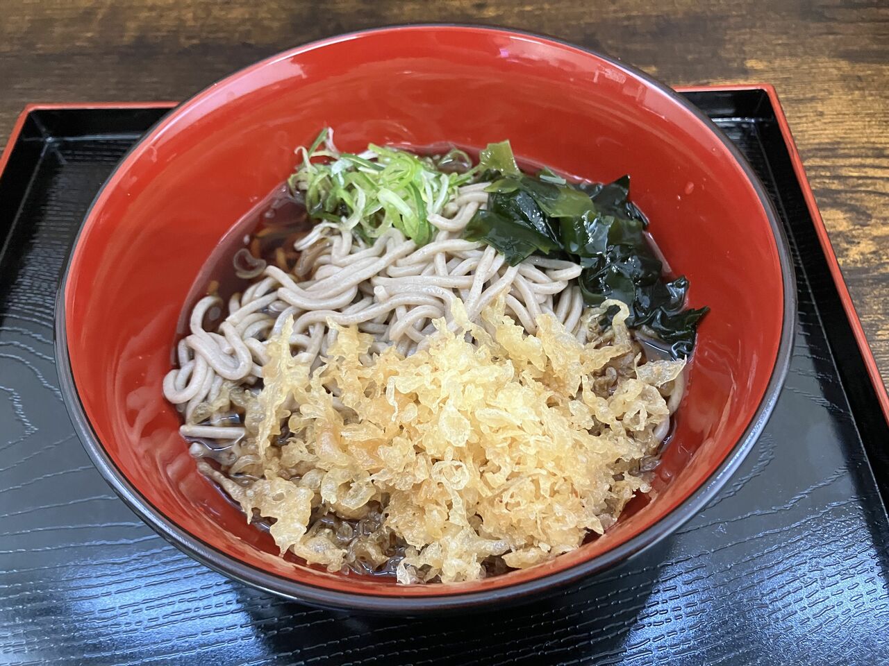 「冷したぬきそば」は赤いうつわで登場