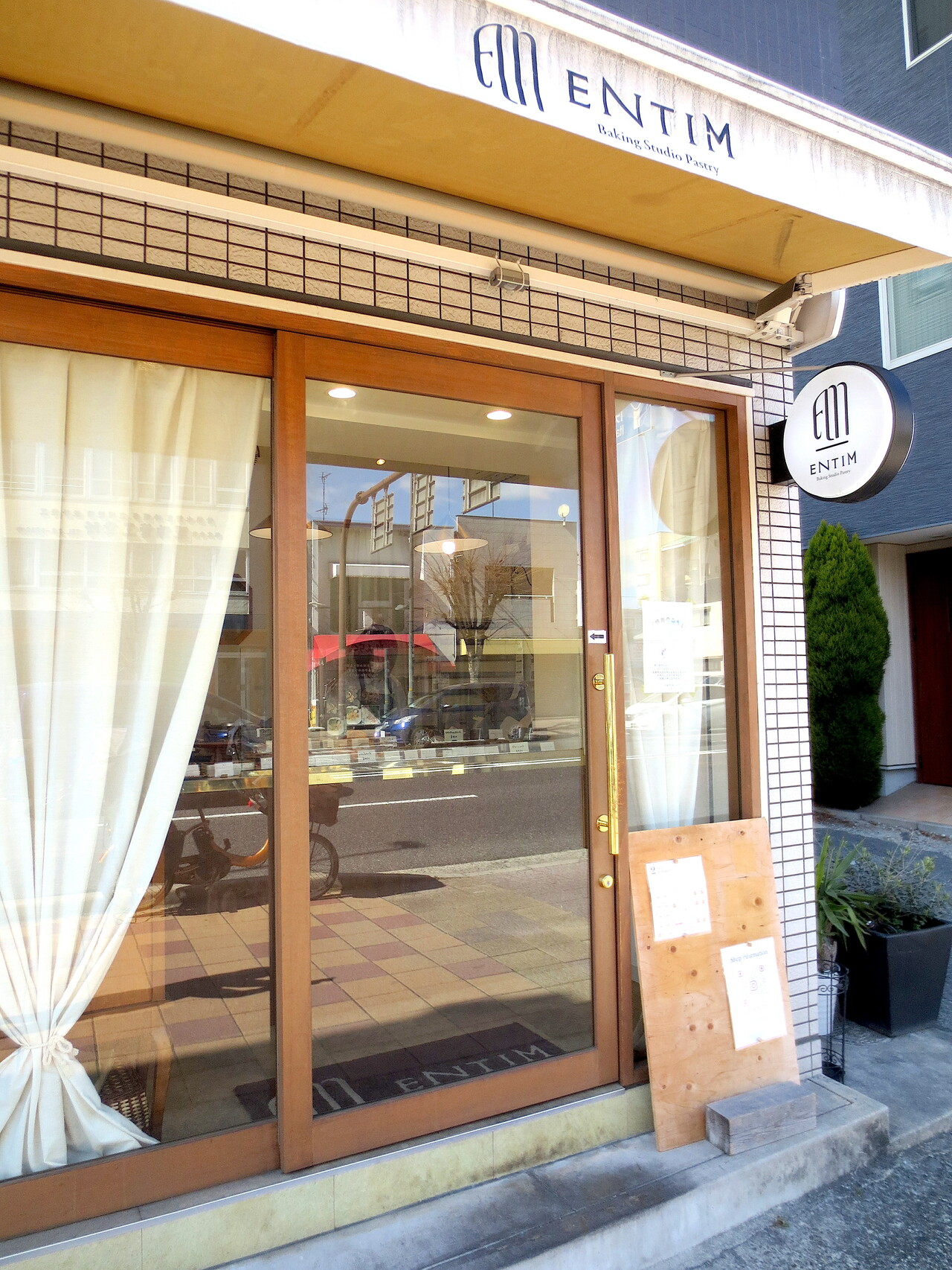 外観。国道171号線沿いにある小さなお店。