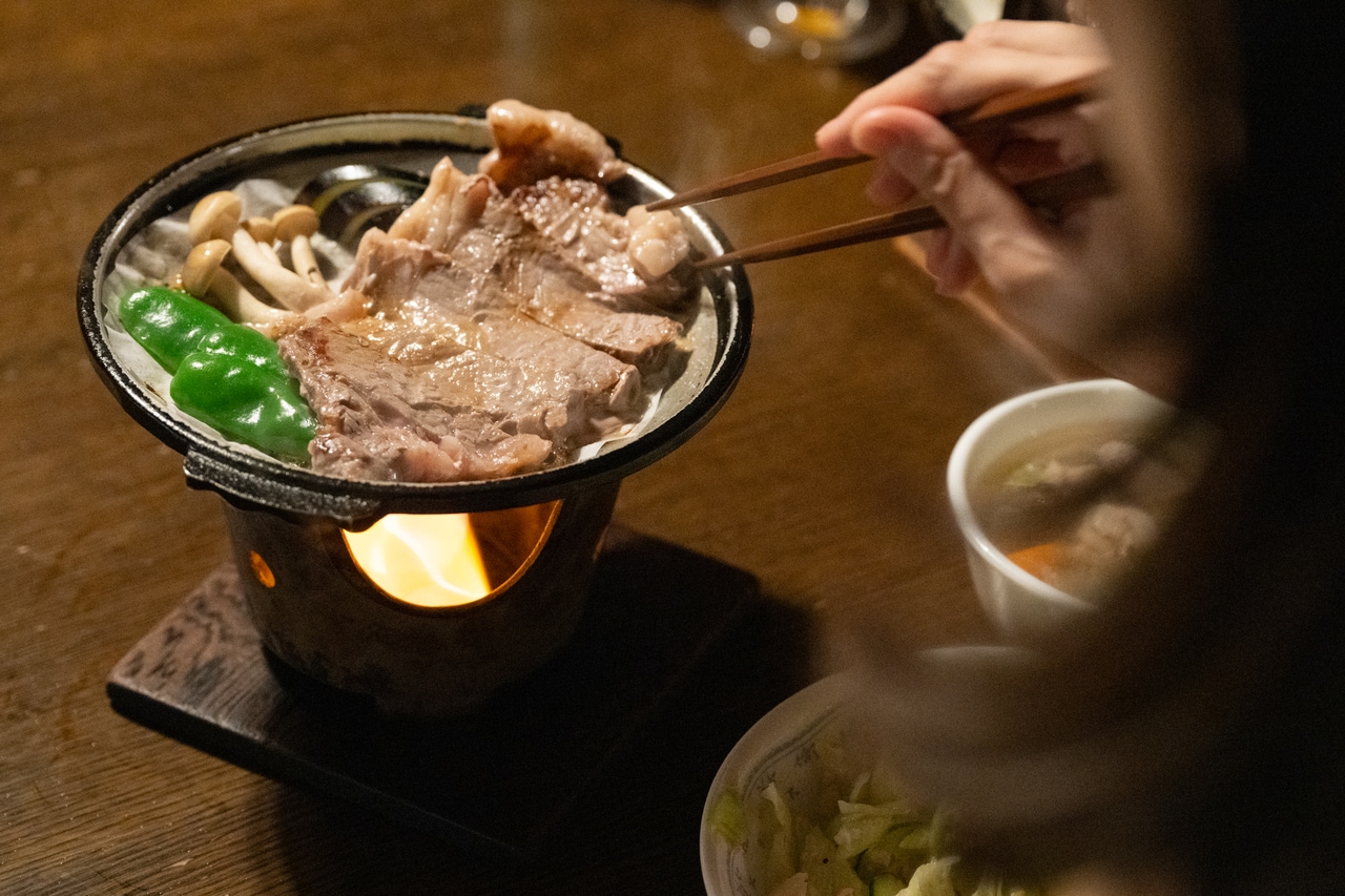 旅館に出てくる御膳のように囲炉裏鍋で焼くスタイル。