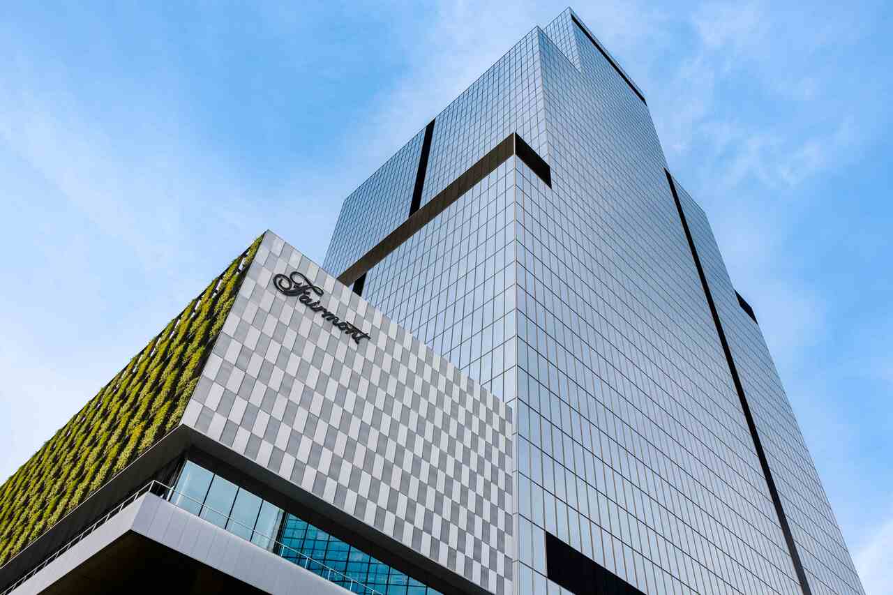 「フェアモント東京」は、芝浦の大規模複合開発「BLUE FRONT SHIBAURA」内「TOWER S」の高層階（35階～43階）に誕生した。