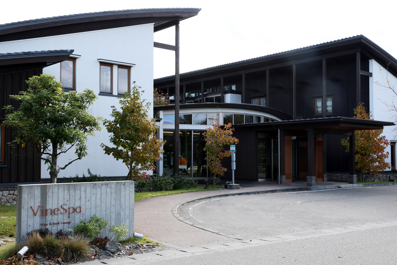 「WineryRetreat ヴィネスパ by カーブドッチ」では、温泉に入ったり、自由に読むことができる4,000冊もの本と共に、くつろぎの時間を過ごすことができる。