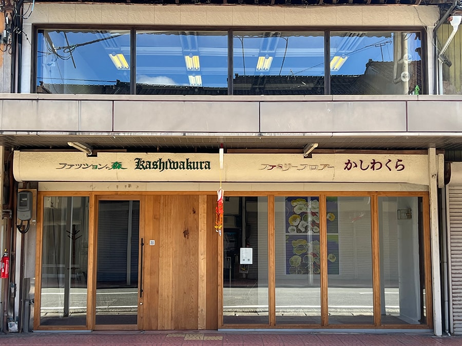 商店街の古い衣料品店を少しずつ改装しているというギャラリー。