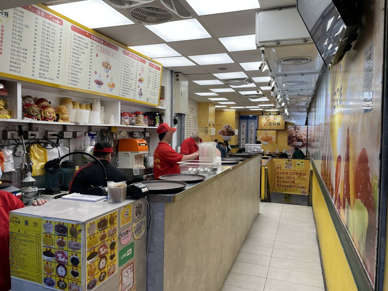 注文は入り口横のカウンターで入店時に行い、番号札を受け取りましょう。かき氷ができあがると、どの席にいてもスタッフが運んできてくれます。