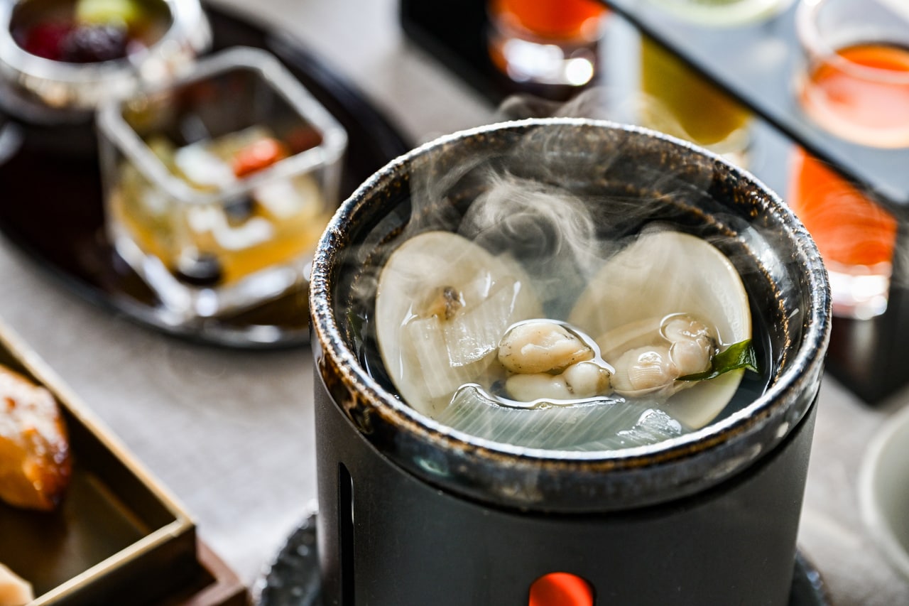 「貝出汁の鍋 鮑 蛤 神奈川県産若芽」。
