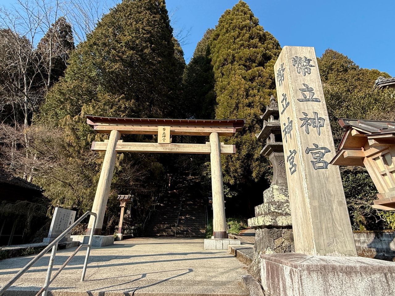 九州最強の聖地といわれるパワースポットの幣立神宮の鳥居。