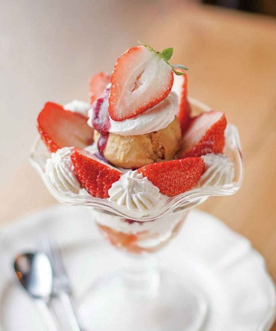 佐渡産のイチゴとピスタチオのパフェ。パフェは仕入れによって内容が異なり、その時の旬のフルーツを。