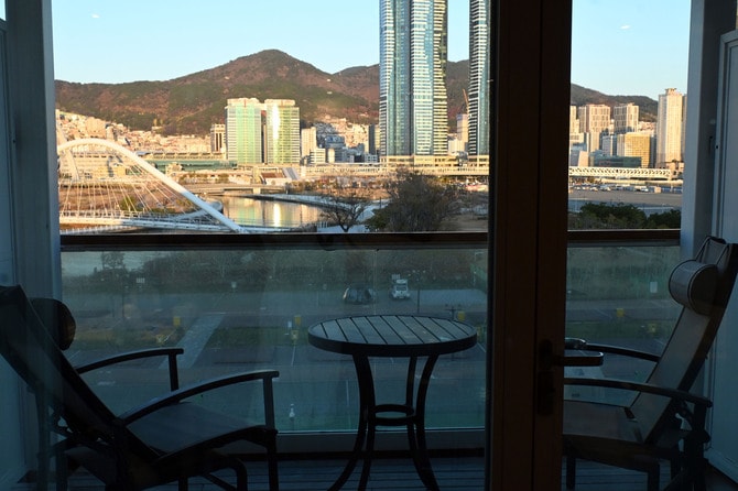 三井オーシャンフジはほとんどの客室がベランダ付き。客室から釜山港を。