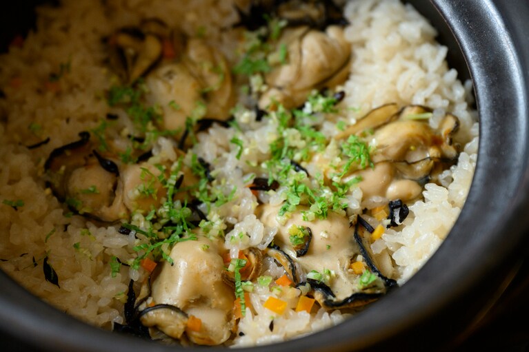 土鍋で焚き上げた牡蠣めし。