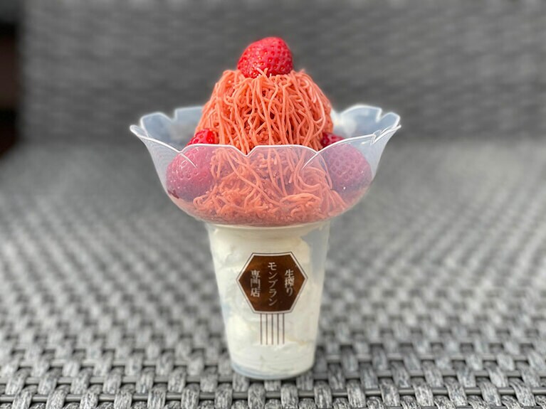 食べ歩き用にはすっきりとした味わいのアイスクリームが添えられる。