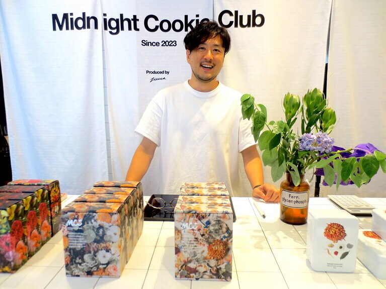 店主・佐藤一さん。「喫茶コーナーでは、9月末まで、かき氷もご用意しています」