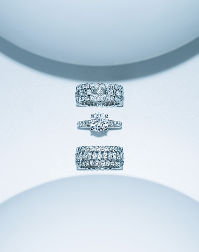 リング〈上〉「ブロドリー ドゥ カルティエ」（ダイヤモンド×WG）4,144,800円、〈下〉（ダイヤモンド×WG）6,864,000円、〈中〉「1895」（ダイヤモンド×PT）17,556,000円（参考価格）／すべてカルティエ（カルティエ カスタマー サービスセンター）