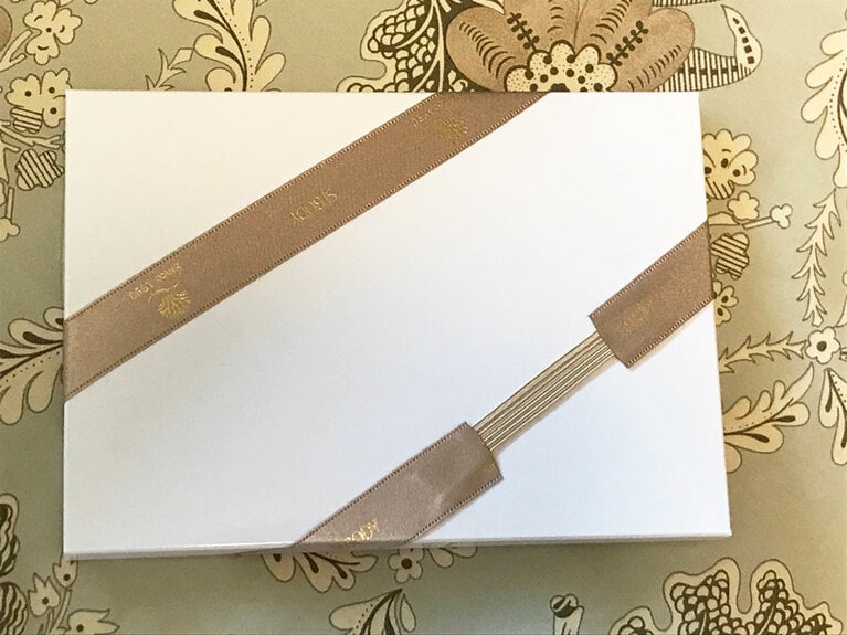 ものすごーく細かい点だけど、白い外箱についている渋いゴールドのリボン、実はゴムがついてピタッと箱を押さえているので、簡単に取れる！　手間いらず！　意外にそういう点も心遣いを感じると嬉しいですよね。