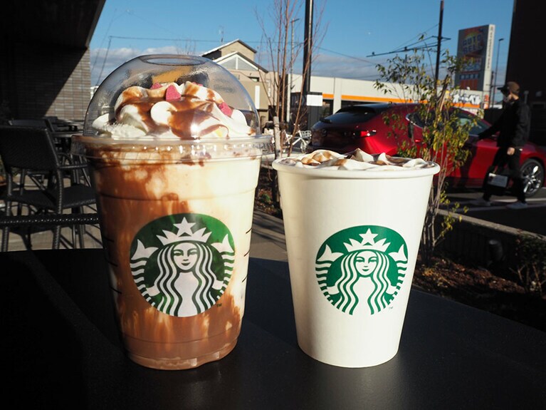 左から：メルティ 生チョコレート フラペチーノ Tall 590円、メルティ 生チョコレート モカ Short 450円。