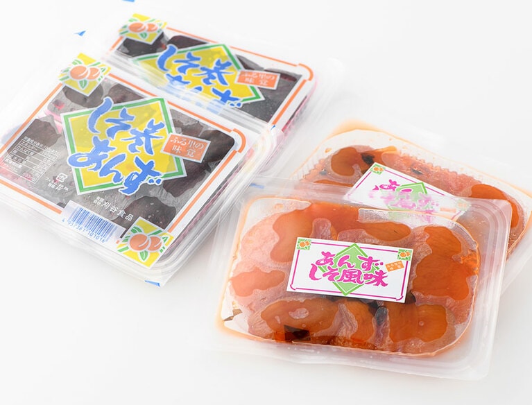 【秋田県】刈谷食品の 「しそ巻あんず」(左) 「あんずしそ風味」(右) 各400円(180g)。