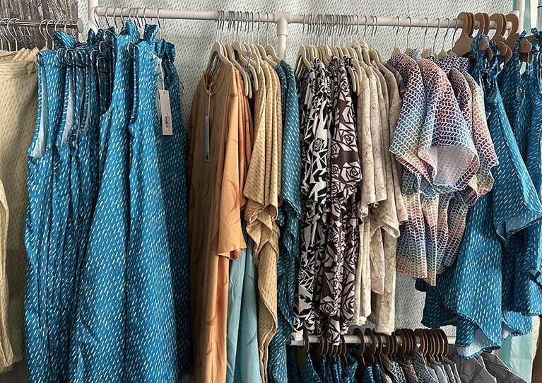 アロハシャツからワンピース(モダンなムームー)まで揃う。