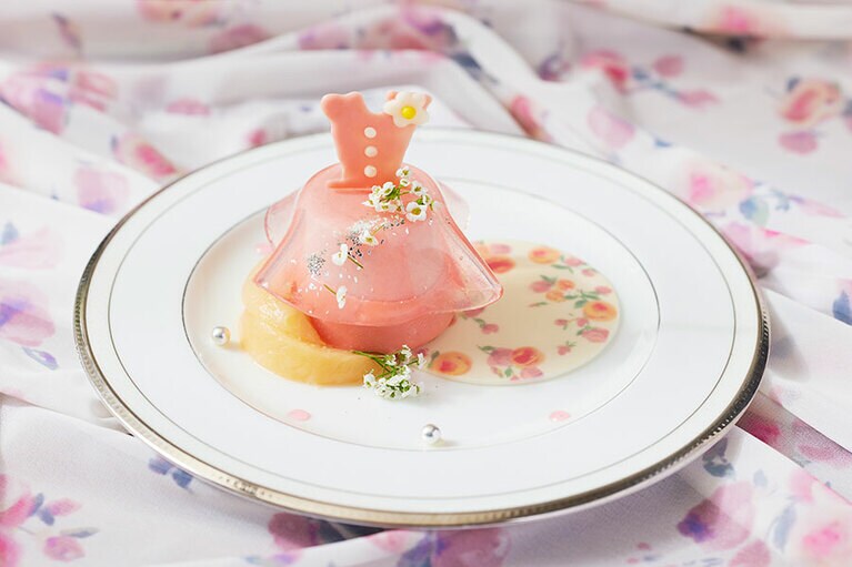 コラボワンピースと同じ柄のマジパンを添えるなど細部にまでこだわり、キュートに仕上げられた「桃のムース」。