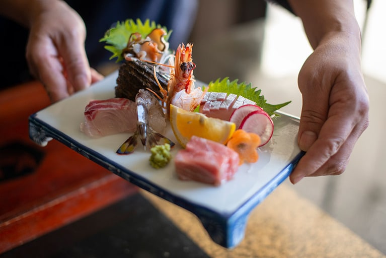 色合い、艶から新鮮さが分かる。夕食は地魚をふんだんに使った会席料理。この日は車海老やカンパチなどを盛り込んだお造り。