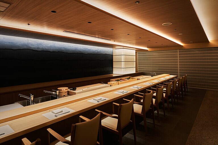 最上級の旅館リゾート「熱海・伊豆山 佳ら久」の寿司ダイニング「藍寿」。
