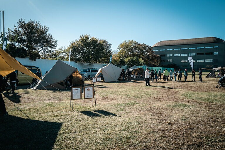 晴天の中開催された展示会には多くの来場者が訪れた。
