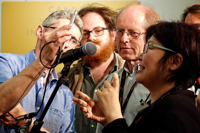 FaceTimeで質問する様子をY新聞の記者さんが撮ってくれた。私はCSムービープラスで、毎年カンヌから日本へ授賞式を生中継レポしているが、実はあれも基本はこのスタイル。今年も5月25日(土)深夜にやります。