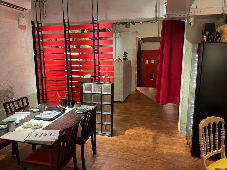 テーブルによっては、人数ではなく1卓当たりのミニマムチャージが設定されています。予約の際に、どの席になるか確認しておくと安心です。