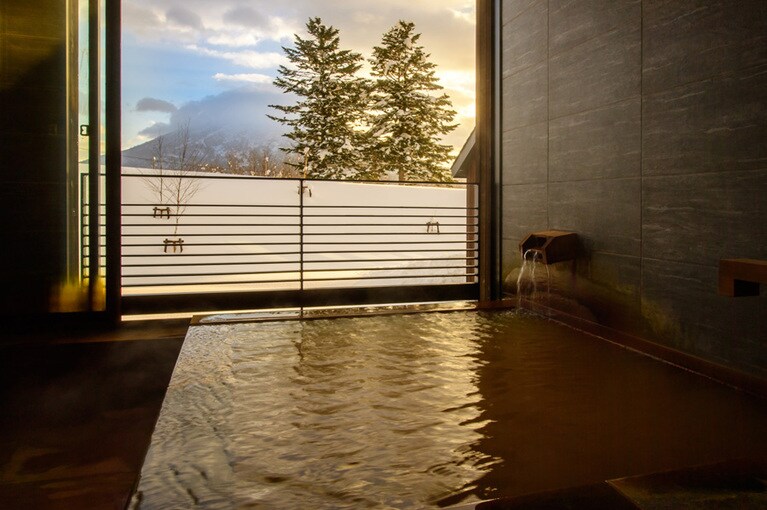 羊蹄山を眺めながら温泉を堪能できる「楽 水山」。