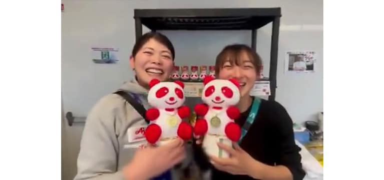 高柴さんと坂本選手。ミラノ・コルティナ冬季五輪の⽇本代表選⼿団「TEAM JAPAN」栄養サポート拠点「JOC G-Road Station」にて撮影。ⓒJOC