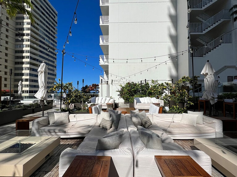 プールを核とした社交場のような5階のスウェル レストラン アンド プール バー。