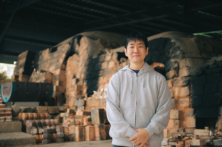 名門の伝統を受け継ぎつつ、自然体で自身の作陶を追求している田原崇雄さん。