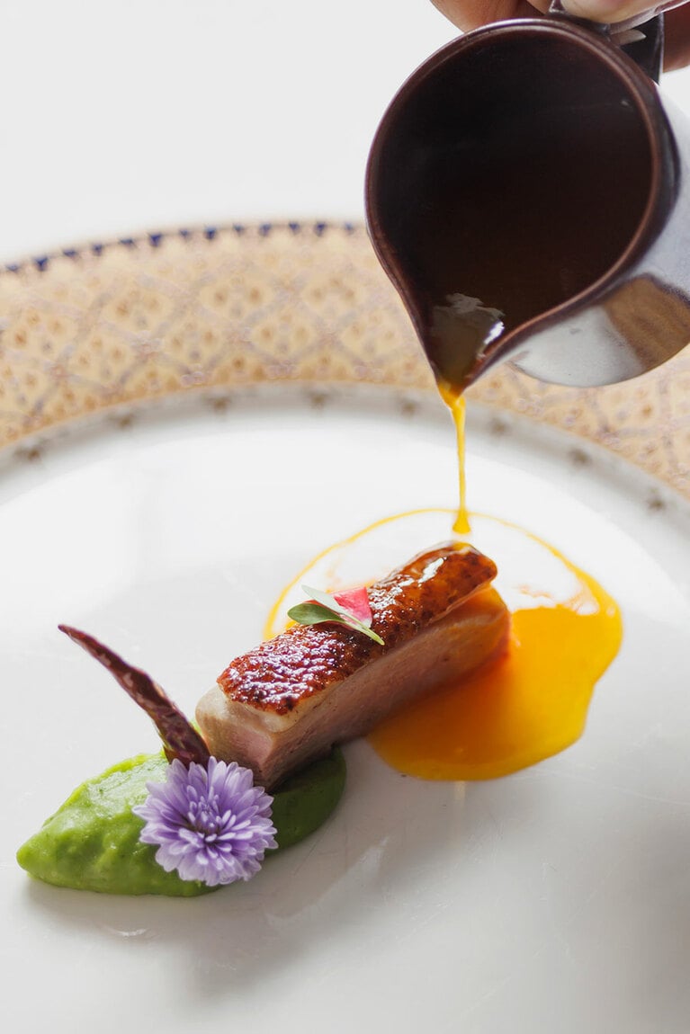 皮目を香ばしく焼き上げたアヒル胸肉は、蜂蜜とパッションフルーツの甘酸っぱくフルーティなソースで。