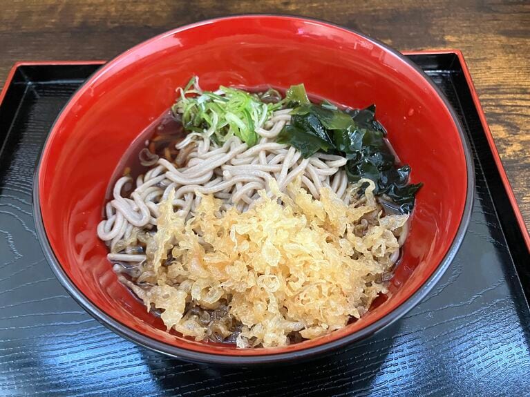 「冷したぬきそば」は赤いうつわで登場