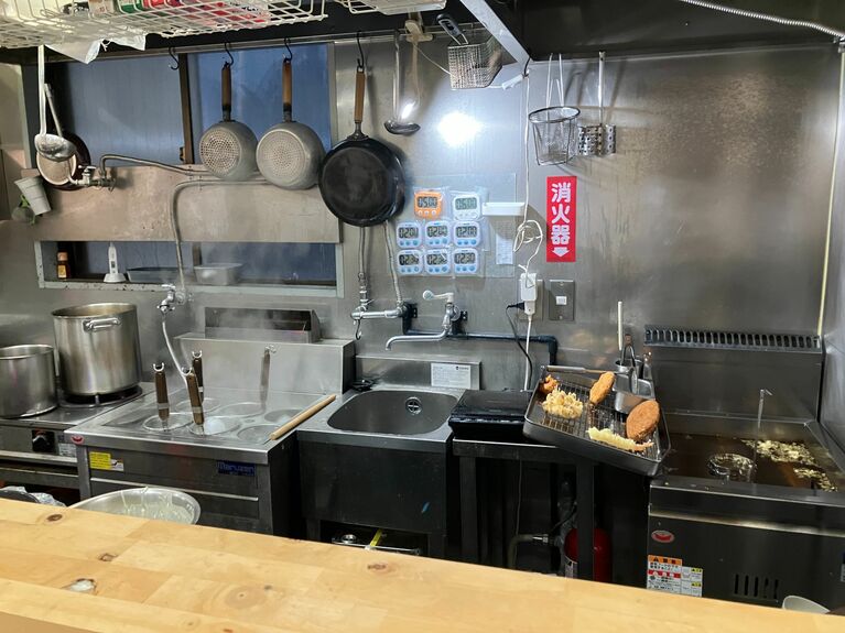 店の厨房はすごくコンパクト