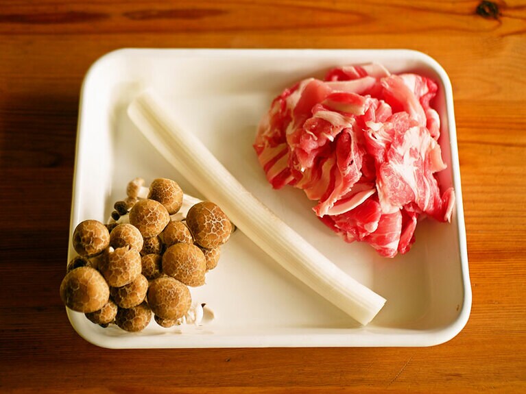 きのこ入り生姜焼きの材料。