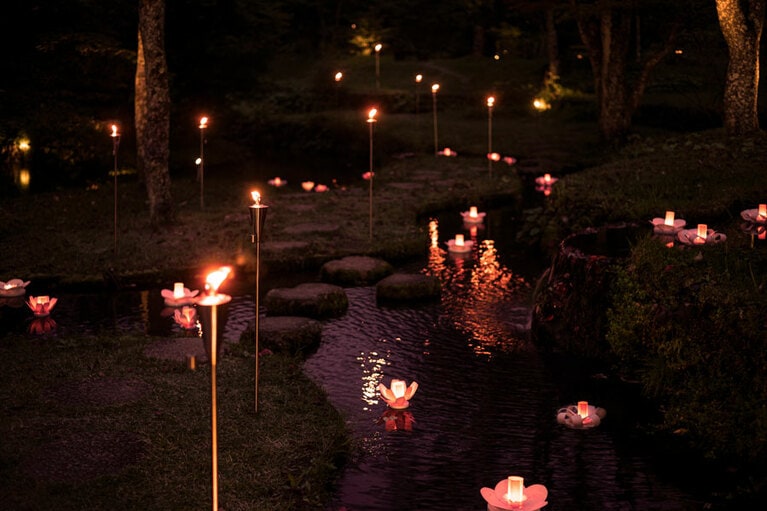 行燈のモチーフとなるのは、フクジュソウやサクラソウなど、軽井沢に春の訪れを告げる野花。水のせせらぎが感じられる棚田の夕刻を、行燈の灯りがやわらかく彩る。春限定の日本酒と肴を、雅楽曲とともに楽しむこともできる。