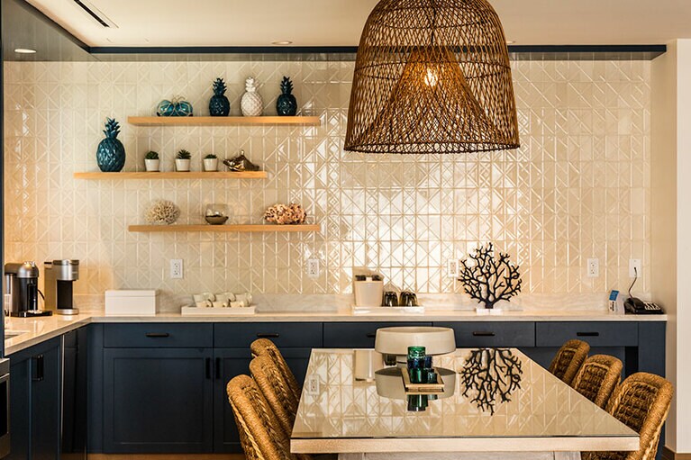 “コーラルリーフ・ペントハウス・スイート”。2ベッドルーム、2バスルームでキチネットなども完備。1泊 4,499ドル～。