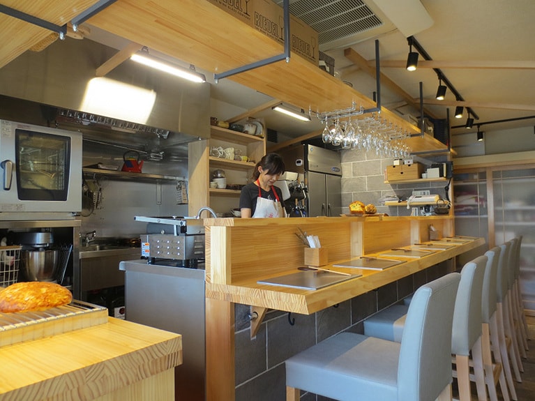 ゆったりしたカウンター席。