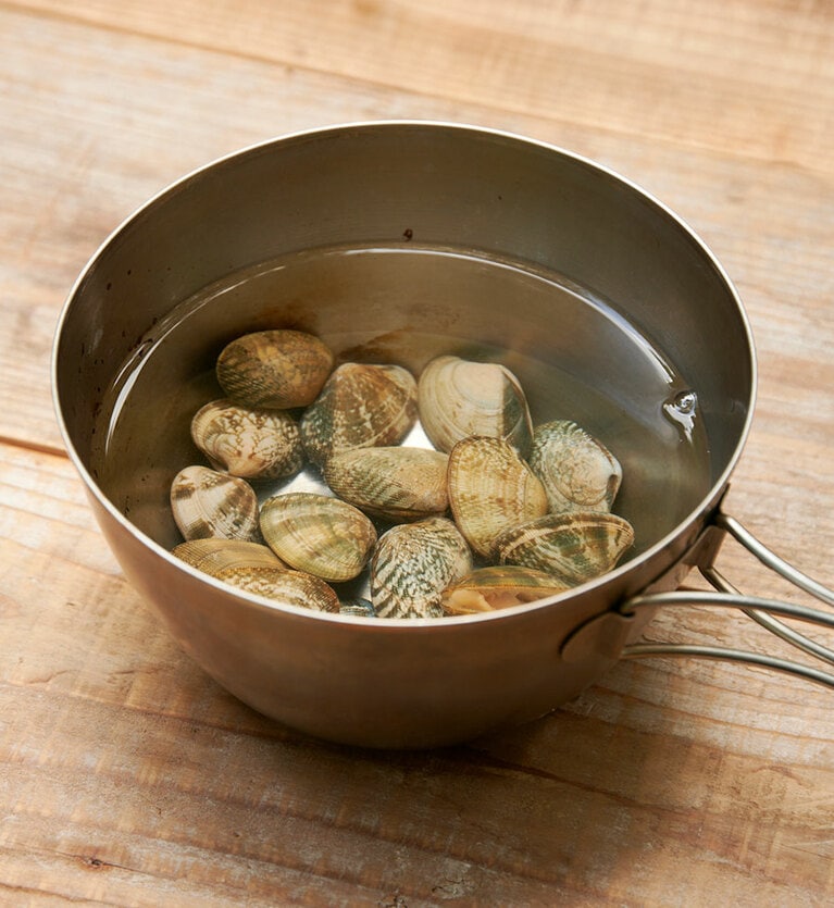 写真A『自分をもてなす至福の88品 日本一おいしいソト呑みレシピ』（KADOKAWA）。