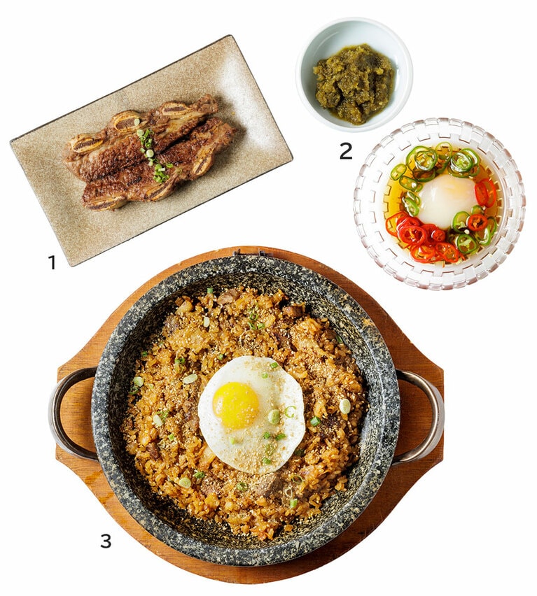 1：練炭味付けカルビ(骨付き)。練炭で素焼きしたものをテーブルで仕上げ、カット。280g W35,000。 
2：柚子胡椒、半熟卵などオリジナルのタレも登場。 
3：カルビチャーハン W9,000。