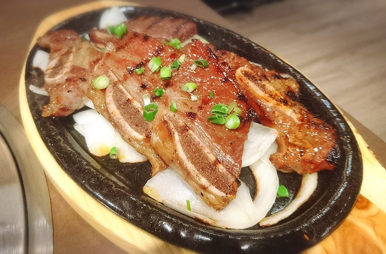 肉厚のカルビ。下に敷いた玉ねぎにタレが染みてうまい。