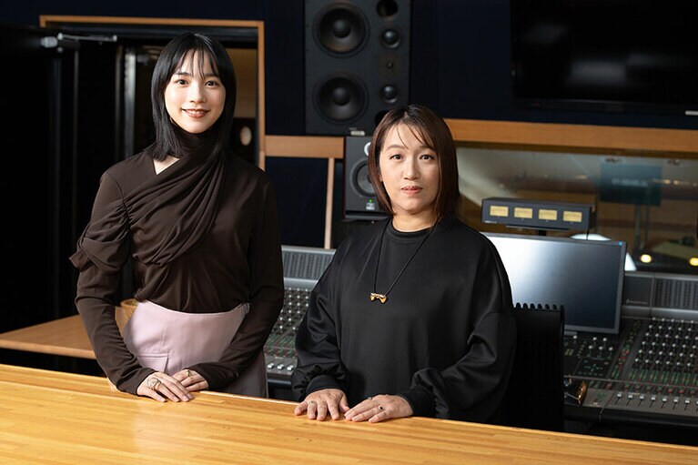 湊かなえさんとのんさん。