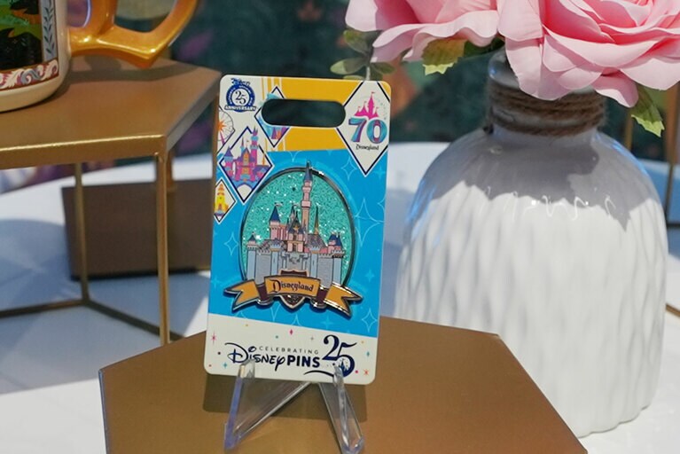 ピンバッジが登場してから25周年ということで、スペシャルピンバッジも販売。