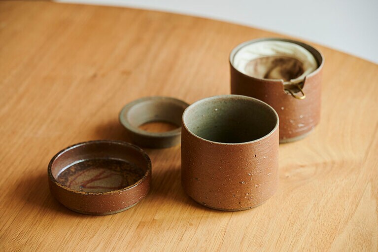 付属のネルドリッパーは持ち手が真鍮製。アタッチメントでペーパーフィルターも使えます。